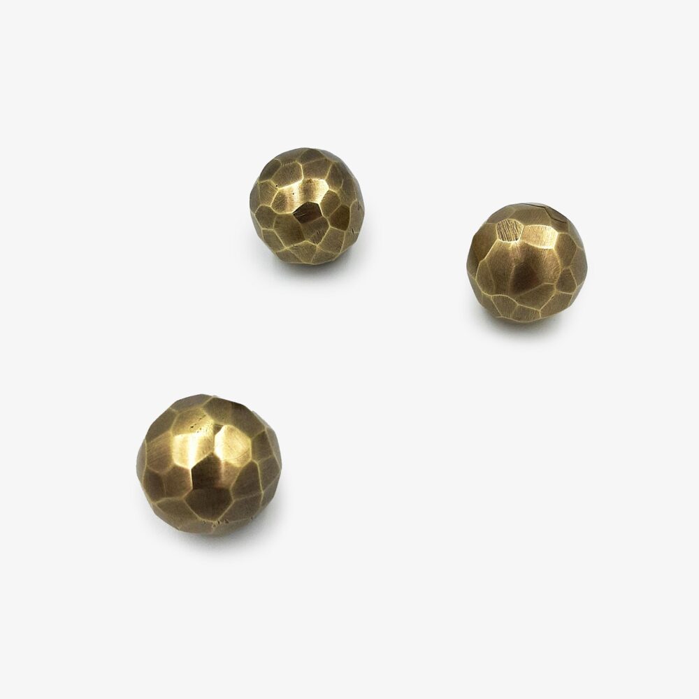 Hammered solid brass cabinet knob. These are handmade items, please allow some tolerance on dimensions and patina. Bouton de meuble en laiton massif martelé. Ces poignées sont fabriquées à la main, une certaine tolérance quant aux dimensions et à la patine est souhaitable
