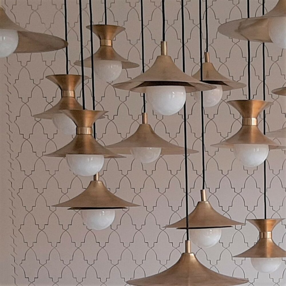 Timeless Brass Chandelier Gaé – Varied Cymbals and Soft Light