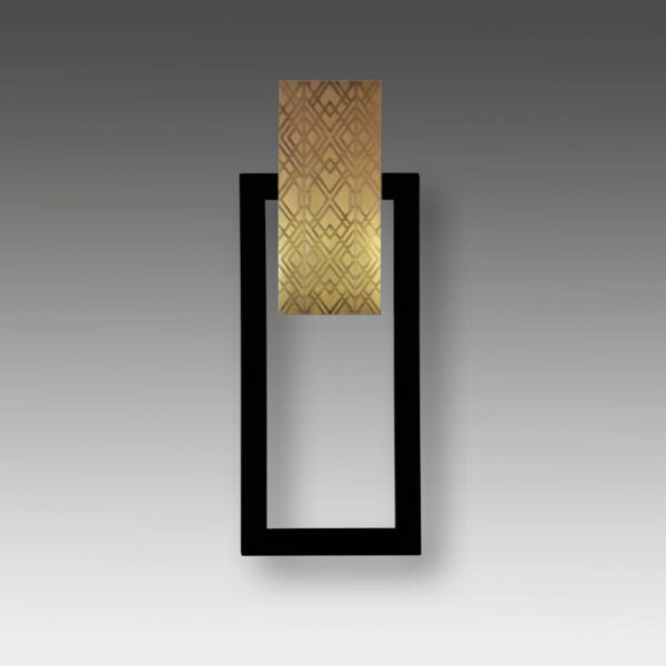 Black and gold wall light fixture with indirect LED lighting. Engraved brass panel, black steel frame, handcrafted finish. H 52 cm × W 20 cm.