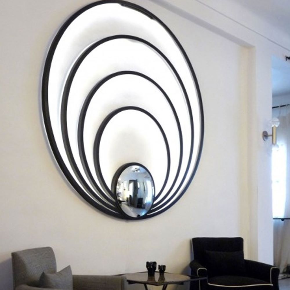 Large LED wall light in black steel with domed mirror. Concentric circles and indirect lighting. Ø 170 cm.