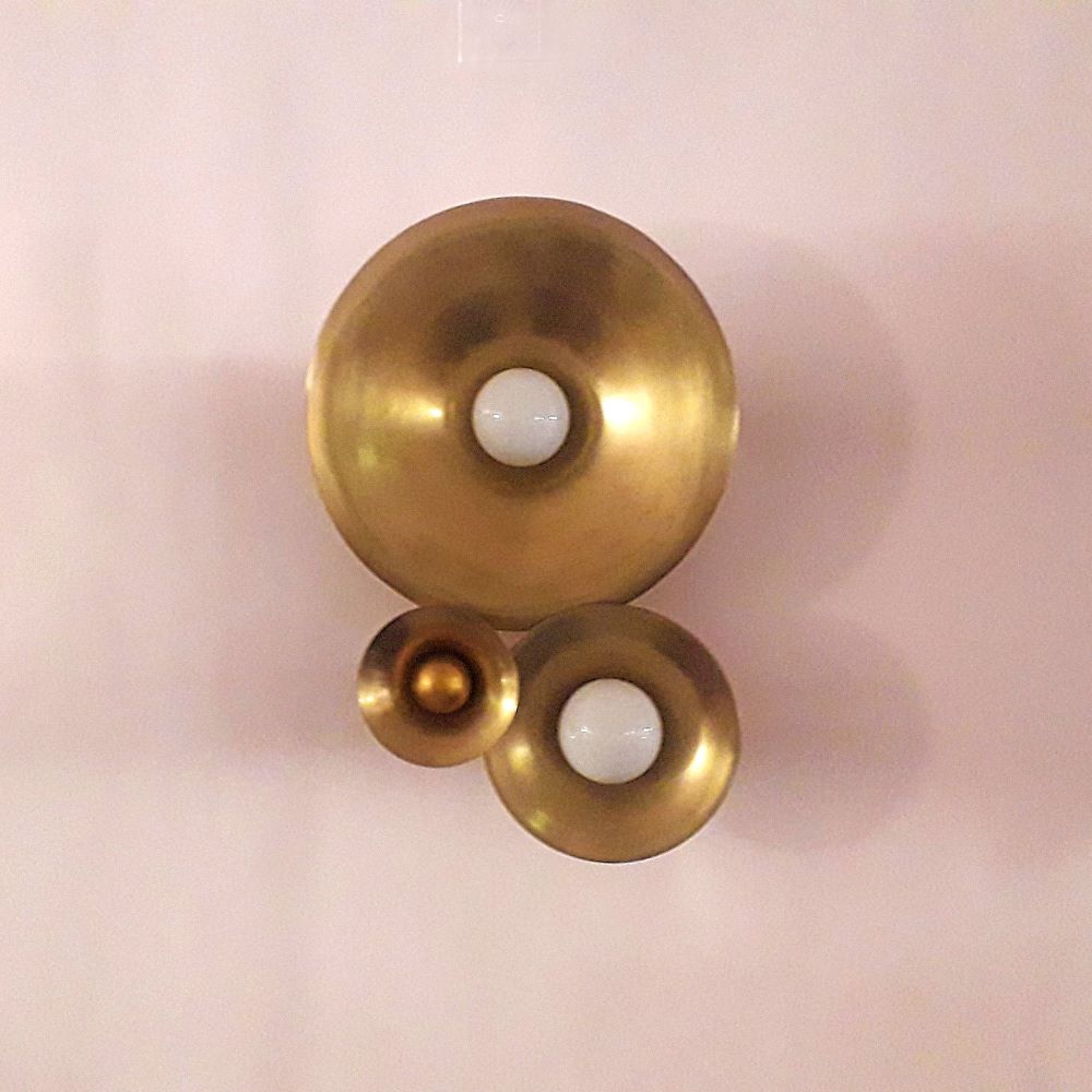 Round brass wall light fixture – Gaé Trio