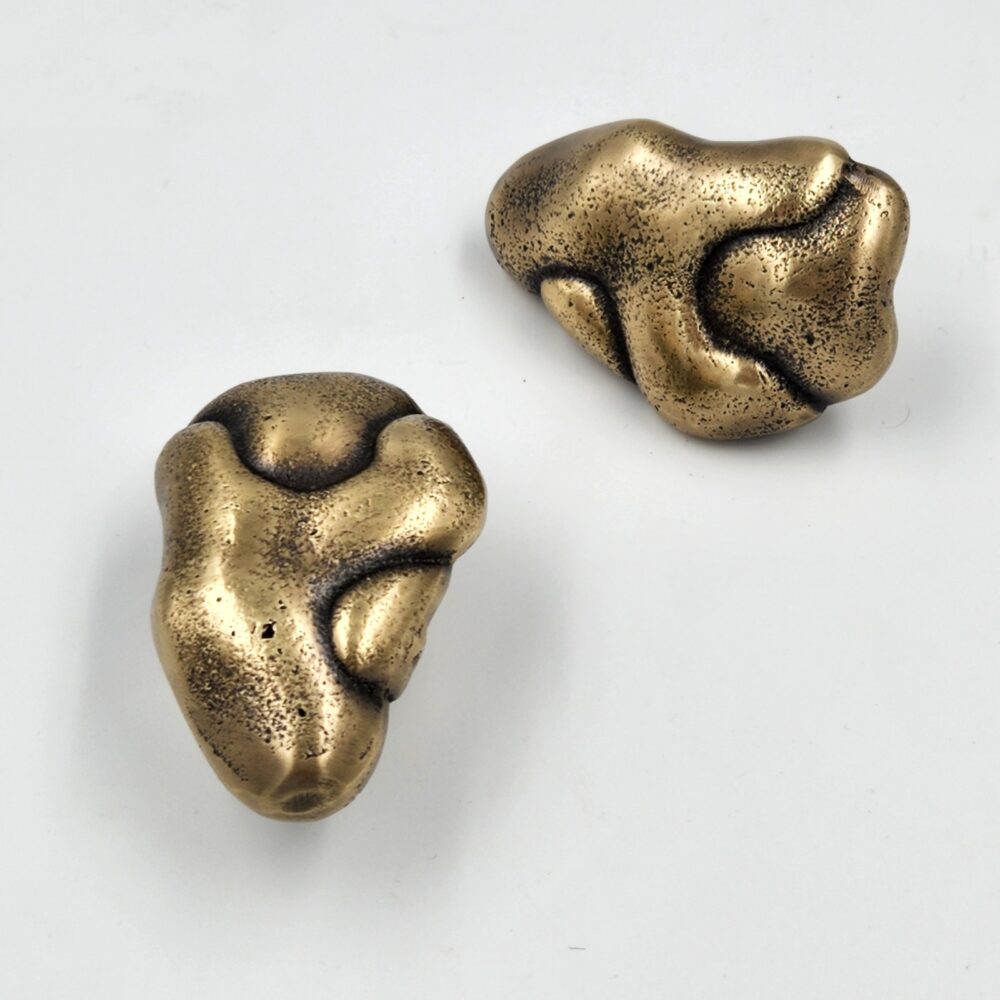 Solid brass cabinet handle. These are handmade items, please allow some tolerance on dimensions and patina. Poignée de meuble en laiton massif. Ces poignées sont fabriquées à la main, une certaine tolérance quant aux dimensions et à la patine est souhaitable.