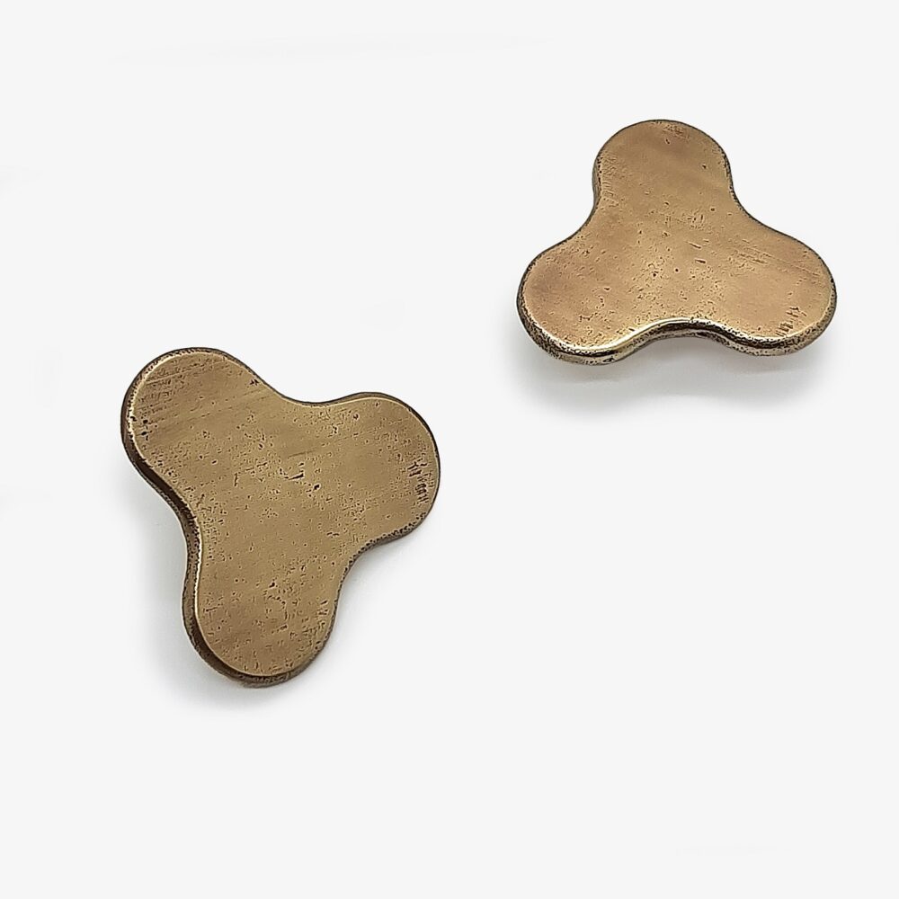 Solid brass cabinet handle. These are handmade items, please allow some tolerance on dimensions and patina. Poignée de meuble en laiton massif. Ces poignées sont fabriquées à la main, une certaine tolérance quant aux dimensions et à la patine est souhaitable.