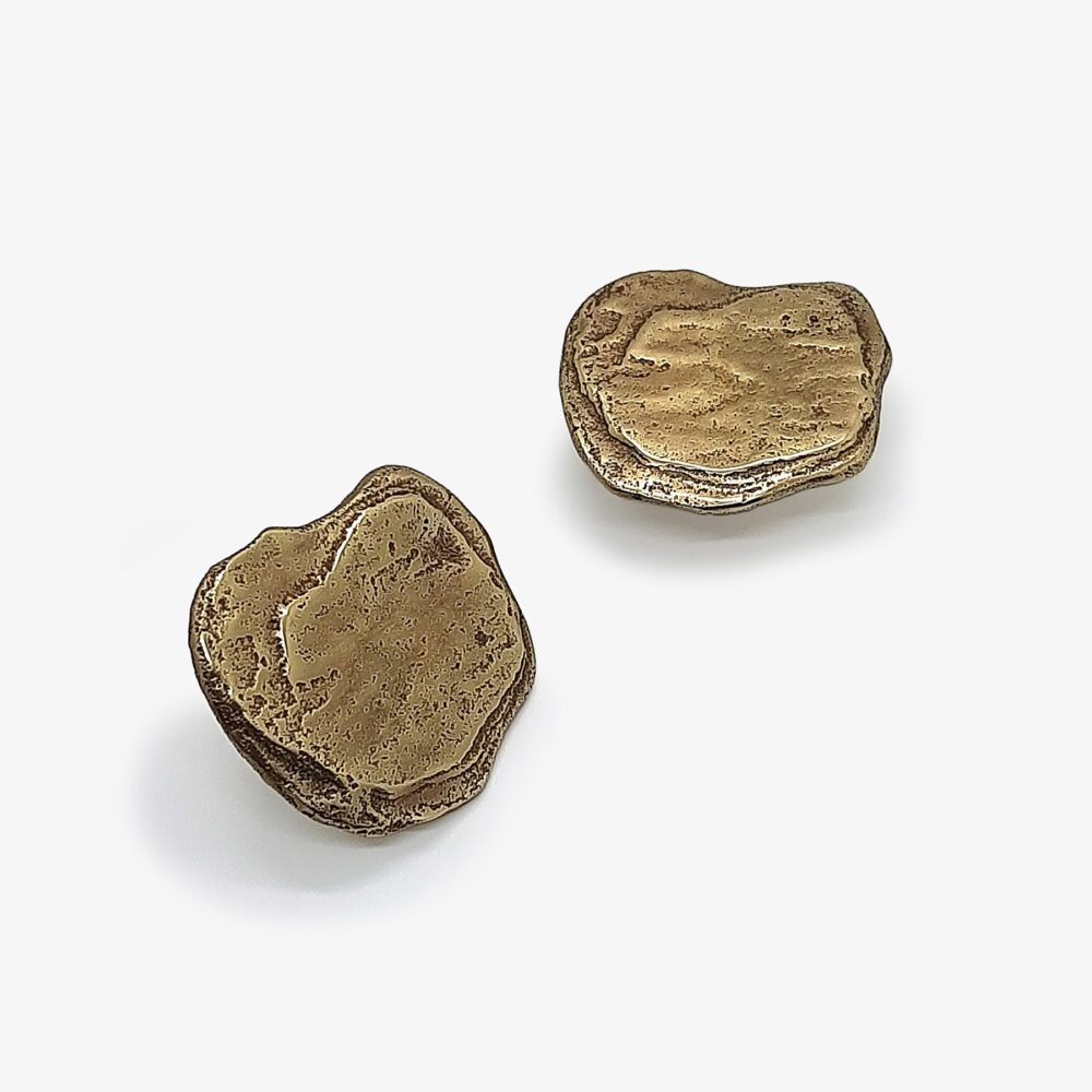 Solid brass furniture handle. These are handmade items, please allow some tolerance on dimensions and patina. Poignée de meuble en laiton massif. Ces poignées de meuble sont fabriquées à la main, une certaine tolérance quant aux dimensions et à la patine est souhaitable.
