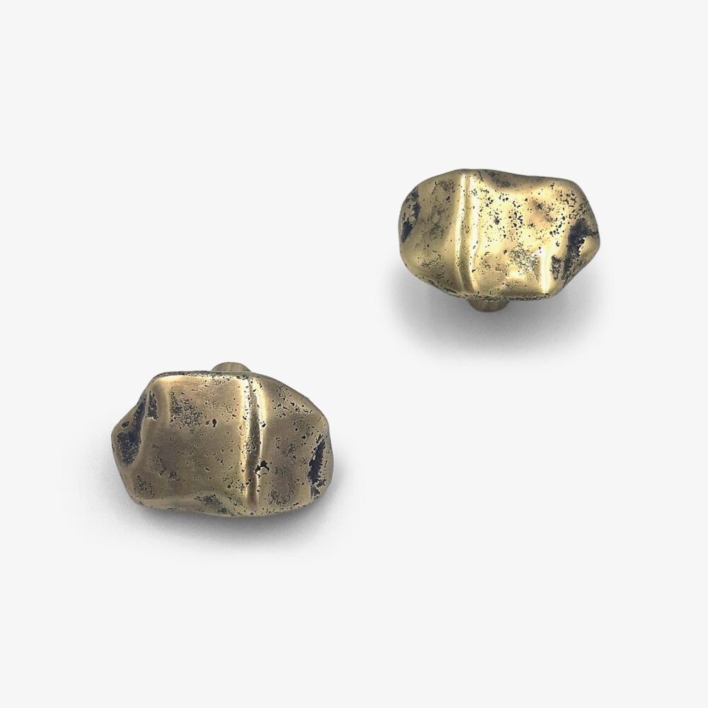 Solid brass knob. These are handmade items, please allow some tolerance on dimensions and patina. Bouton de meuble en laiton massif. Ces poignées sont fabriqués à la main, une certaine tolérance quant aux dimensions et à la patine est souhaitable