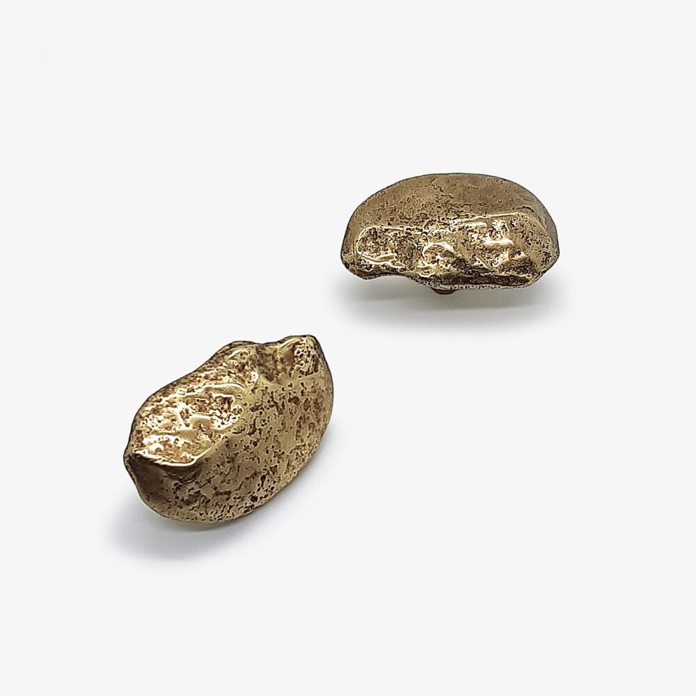 Solid brass furniture knob. These are handmade items, please allow some tolerance on dimensions and patina. Bouton de meuble en laiton massif. Ces boutons de meuble sont fabriqués à la main, une certaine tolérance quant aux dimensions et à la patine est souhaitable.