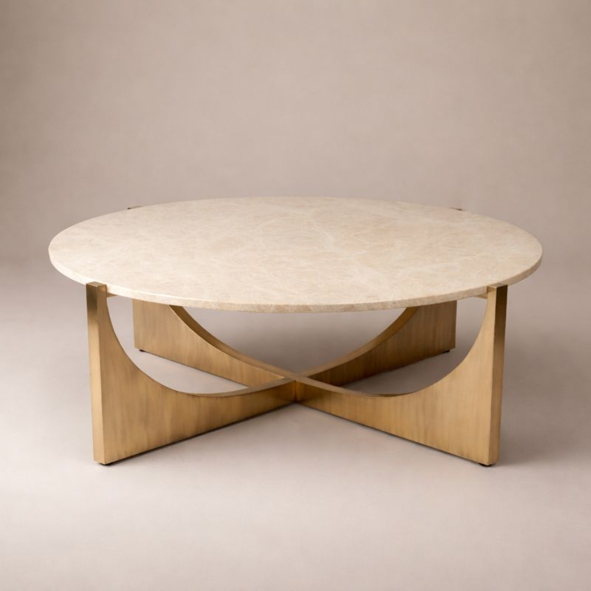 Table basse avec un plateau en marbre et pied en laiton